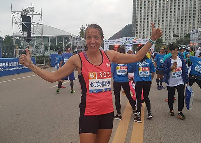 Guro Skjeggerud tok en fin femteplass i en strabasiøs 100 km i Kina. (Foto: privat)