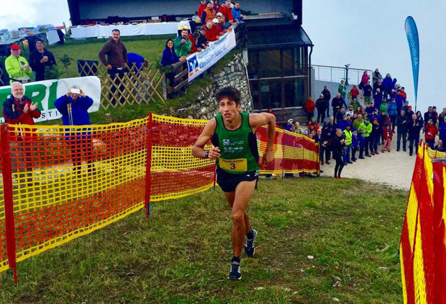 Antonio Toninelli, Italia i mål som vinnar på fjelltoppen Hochfelln 1674 moh. etter å ha sprunge opp den 8,9 km lange særs varierte motbakkeløypa med 1074 m stigning på tida 42:58 (Løyperekorden på 40:35 er frå 2002 og tilhøyrer Jonathan Wyatt, New Zealand som bl. a. er 7 x verdsmeistar i Mountain Running) Foto: Anne Jenny Dvergsdal som har teke alle foto som ikkje er påført fotograf) Antonio Toninelli, Italia i mål som vinnar på fjelltoppen Hochfelln 1674 moh. etter å ha sprunge opp den 8,9 km lange særs varierte motbakkeløypa med 1074 m stigning på tida 42:58 (Løyperekorden på 40:35 er frå 2002 og tilhøyrer Jonathan Wyatt, New Zealand som bl. a. er 7 x verdsmeistar i Mountain Running) Foto: Anne Jenny Dvergsdal som har teke alle foto som ikkje er påført fotograf)