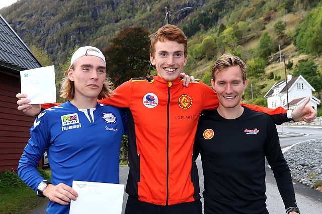 Vinner Marius Vedvik i midten sammen med Jens Larsen Åstveit og Jens Bøhmer