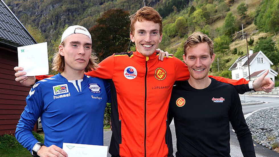 Vinner Marius Vedvik i midten sammen med Jens Larsen Åstveit og Jens Bøhmer