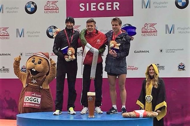 Eivind Flugstad Østberg (til høyre) sammen med vinneren Mario Wernsdörfer og toeren Florian Stelzle etter løpet i Bayerns hovedstad søndag formiddag. (Foto: ‎Tom Ødegaard Nordheim‎)