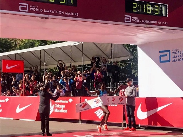 Tirunesh Dibaba upresset i mål på sterke 2.18.31. (Arrangørfoto)