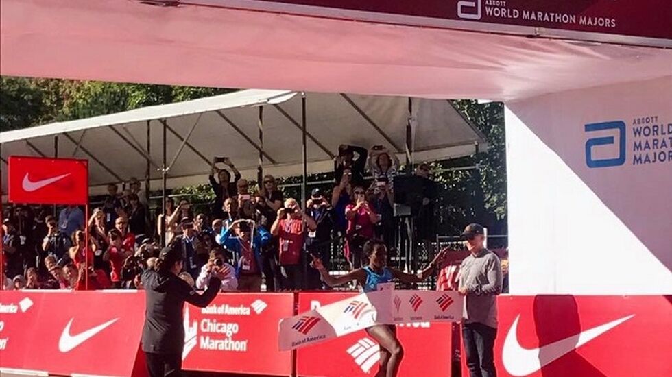 Tirunesh Dibaba upresset i mål på sterke 2.18.31. (Arrangørfoto)