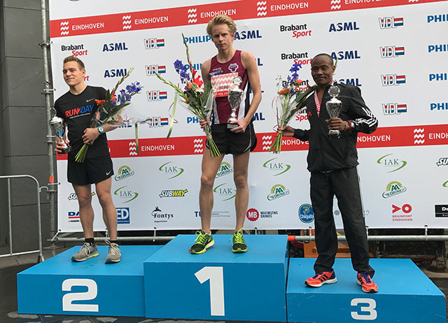 Ole Petter Fjeld kunne klatre opp på pallens øverste trinn etter å ha vunnet halvmaratonløpet i Eindhoven. (Foto: Nils Johan Fjeld)