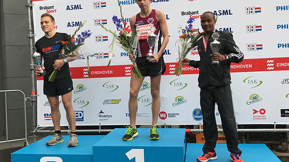 Ole Petter Fjeld kunne klatre opp på pallens øverste trinn etter å ha vunnet halvmaratonløpet i Eindhoven. (Foto: Nils Johan Fjeld)