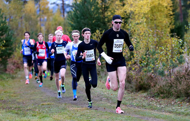 Jarle Wermskog i teten på 5 km foran Oliver Vedvik og Petter Myhr under fjorårets Furumomila. Foto: Bjørn Hytjanstorp