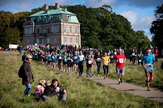 Fra årets løp med løpere som passerer Eremitagen i Dyrehaven, hvorfra løpet også har navnet (Foto: Scanpix).