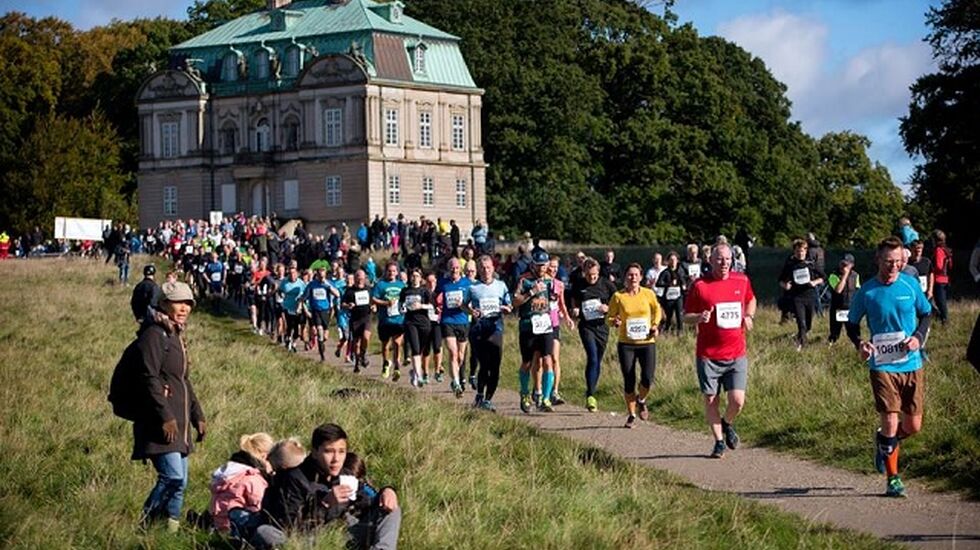 Fra årets løp med løpere som passerer Eremitagen i Dyrehaven, hvorfra løpet også har navnet (Foto: Scanpix).