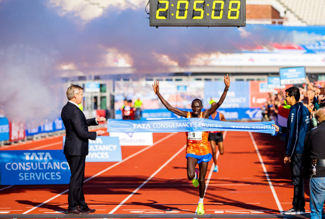 Lawrence Cherono fra Kenya løp på 2.05.09 og forbedra den ett år gamle løyperekorden med 11 sekunder. (Foto: arrangøren)