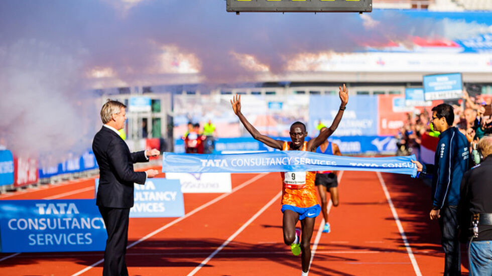 Lawrence Cherono fra Kenya løp på 2.05.09 og forbedra den ett år gamle løyperekorden med 11 sekunder. (Foto: arrangøren) 