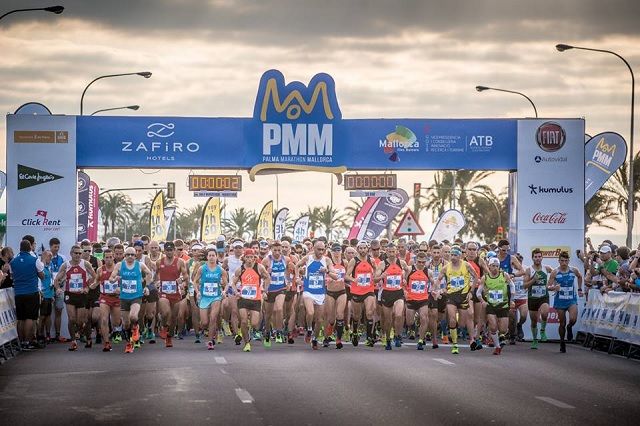 Fra starten av årets Palma Marathon på Mallorca som ved siden av mer dedikerte løpere også samler deltagere blant de mange tilreisende turistene på øya (Foto: facebook/palmademallorcamarathon). 