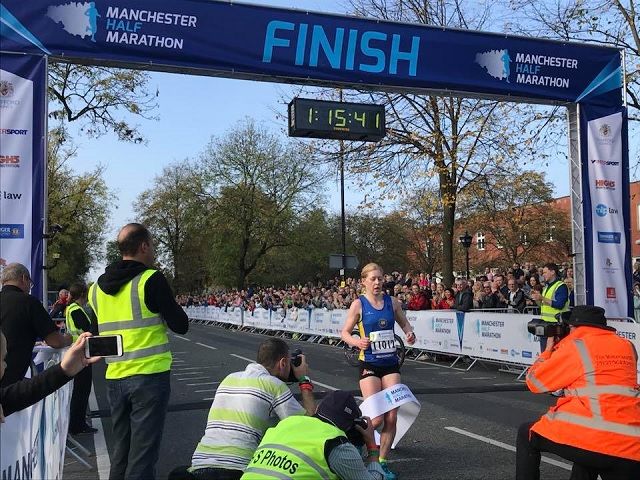 Rebecca Hilland vinner Manchester halvmaraton på 1.15.39 (Foto: facebook/manchesterhalfmaraton)