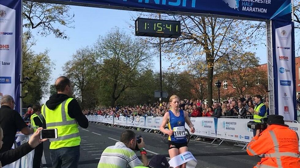 Rebecca Hilland vinner Manchester halvmaraton på 1.15.39 (Foto: facebook/manchesterhalfmaraton)