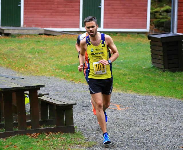Ola Tjensvoll fra Undheim IL løper inn til soleklar seier i årets Kystløp.  Foto: Kjetil Bentsen.