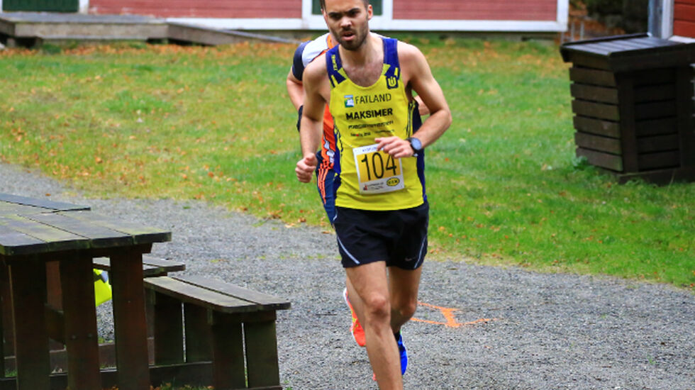 Ola Tjensvoll fra Undheim IL løper inn til soleklar seier i årets Kystløp.  Foto: Kjetil Bentsen.