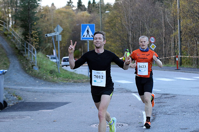 Odd Arne Engsæter og Sjur Ferkingstad i tet på maraton etter 7 km, dette ble også rekkefølgen i mål