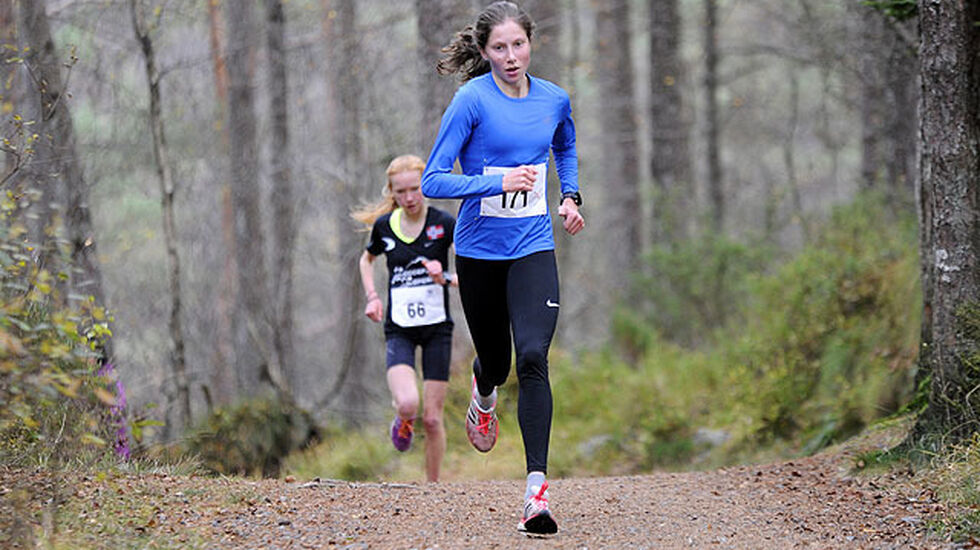 Ingvild Myking foran klubbvenninne Adele Henriksen. Foto: Arne Dag Myking