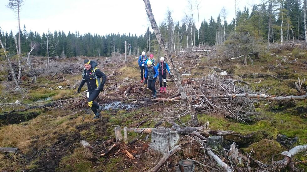 Leif Abrahamsen som kommer først her, nøyde seg med 46 kilometer denne gangen. Han var en av to som fullførte 400 kilometer i samme terreng tidligere i år. (foto: Arrangøren)