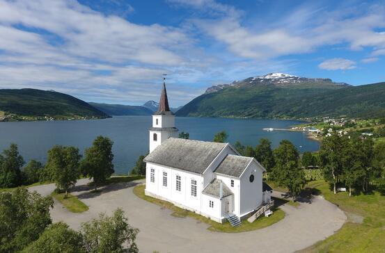 Foto av Lavangen kirke