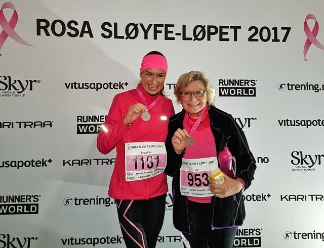Angelika sammen med moren Liv som fikk sin første medalje etter passerte 71 år. Det er aldri for sent å begynne. (Privat foto)