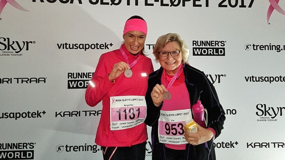 Angelika sammen med moren Liv som fikk sin første medalje etter passerte 71 år. Det er aldri for sent å begynne. (Privat foto)