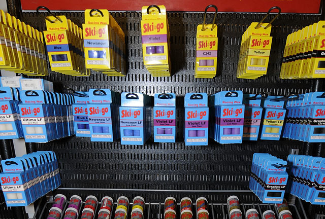 Inntil videre er det lov å bruke skismurning som inneholder fluor. (Foto: Bjørn Johannessen)