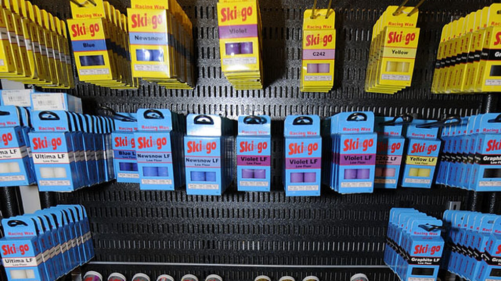 Inntil videre er det lov å bruke skismurning som inneholder fluor. (Foto: Bjørn Johannessen)