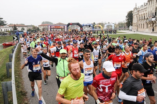 Fra starten av årets Venezia Marathon i landlige omgivelser ved Villa Pisani i tettstedet Stra (Foto: facebook/ASDVenicemarathon).