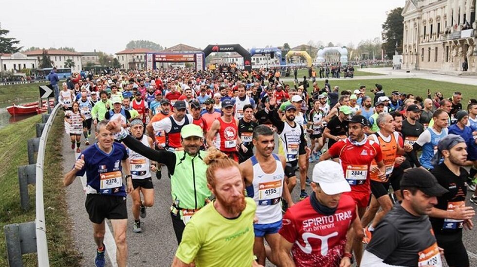 Fra starten av årets Venezia Marathon i landlige omgivelser ved Villa Pisani i tettstedet Stra (Foto: facebook/ASDVenicemarathon).