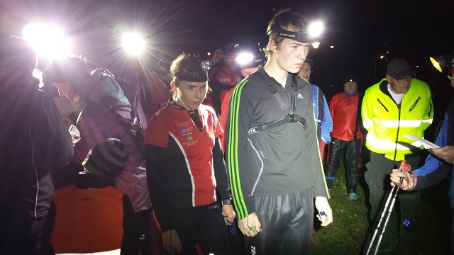 Kristin og Oskar Johansson, Västvärmlands OK klare til jaktstarten i Åmotfors onsdag kveld. (Foto: Stein Arne Negård)