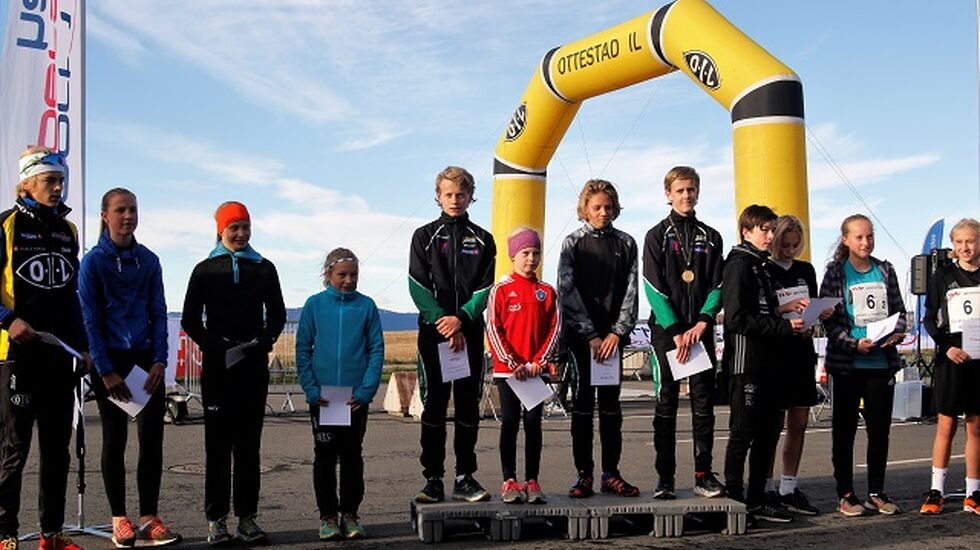 De tre beste lagene i Sport1-stafetten: Vallset IL Ski flankert av Ottestad Ski lag 7 (til venstre) og Team OIL 04 Blå.
