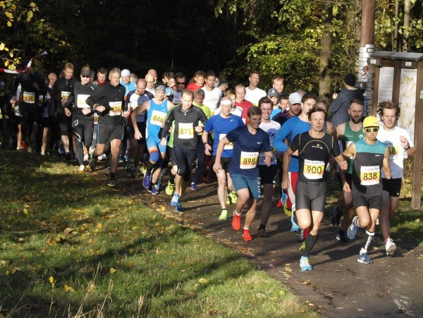 Sola skinte over starten i fjorårets Fredrikstad Maraton. Foto: Arrangøren