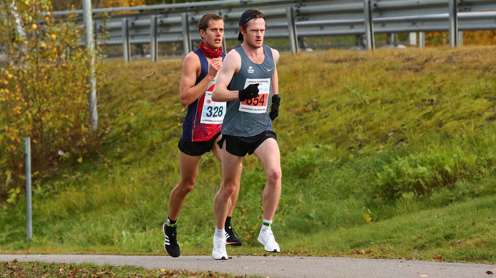 Jonas Lurås Hammer dro det meste av løpet, men det var klubbkameraten Frode Stenberg som vant til slutt. Altså dobbeltseier til arrangørklubben. (Foto: Bjørn Hytjanstorp)