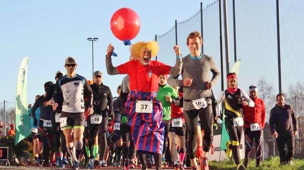 Melvin Tix og Frank Løke er framst i starten på den fjerde utgaven av Backyard Ultra i Sandefjord. (Foto: Arrangøren)
