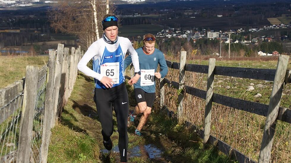 Vinneren Sigurd Ruud Skjeseth hadde følge med dagens tredjemann, Simen Syversen, i det tyngste partiet av løypa etter vel 5 km. (Foto: Stein Arne Negård)
