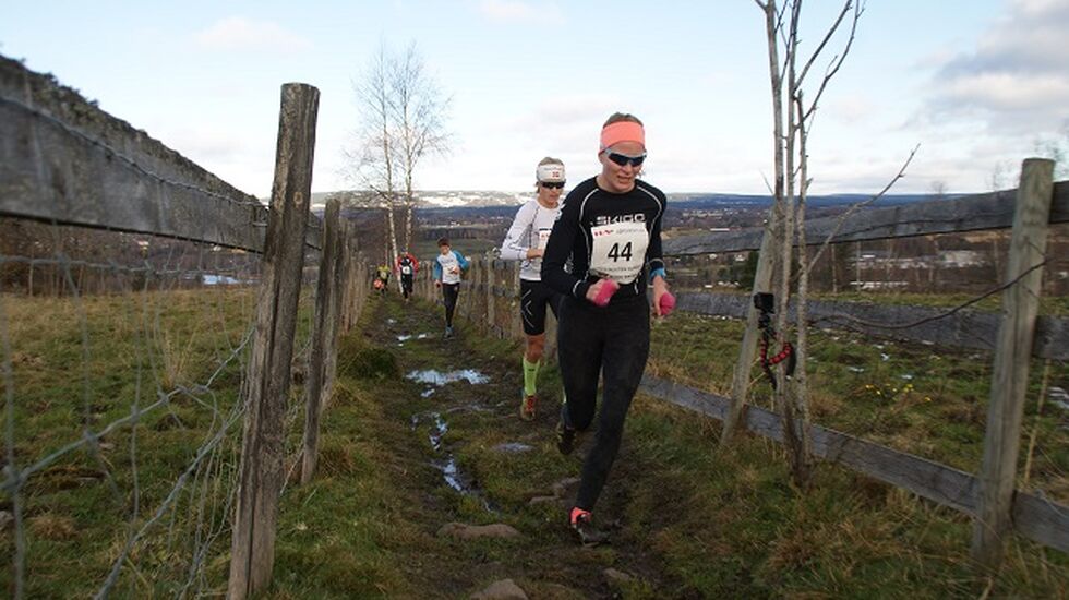 Fjorårsvinner Ida Gjermundshaug Pedersen foran Ole-Magnus Kvernvolden i det hardeste partiet av Ottestadstien etter ca. 5 km. (Foto: Stein Arne Negård) 
