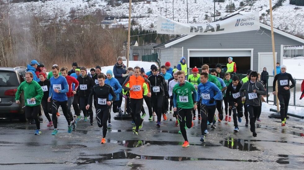 Starten for Grimstadvatnet Rundt er like ved Idrettshallen på Hareid. Traseen er ei rundløype på 7,8 km og er relativ flat. Underlaget er asfalt. Foto: arrangør