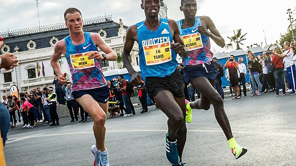 Sondre Nordstad  Moen i Valencia Marathon i fjor. Foto: Valencia Marathon