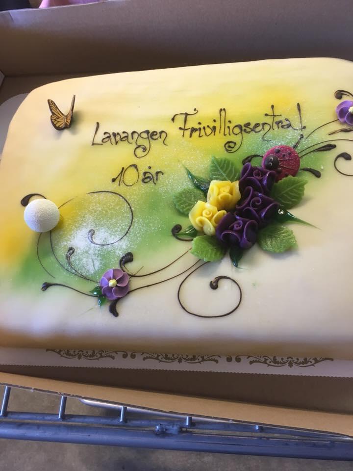 Kake med påskrevet gratulasjon, Frivilligsentralen 10 år