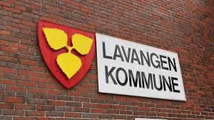 Kommunevåpen og navn på veggen til kommunehuset