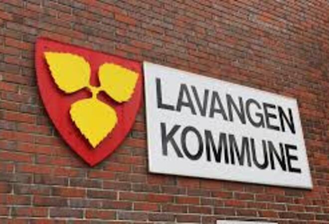 Kommunevåpen og navn på veggen til kommunehuset