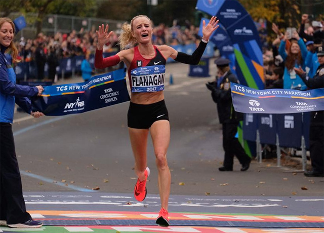 Etter en lang og god løpskarrière kunne en rørt og glad Shalane Flanagan endelig krysse målstreken som vinner av New York City Marathon. (Foto: arrangøren)