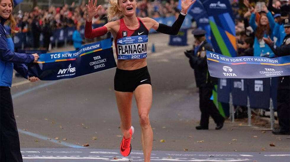 Etter en lang og god løpskarrière kunne en rørt og glad Shalane Flanagan endelig krysse målstreken som vinner av New York City Marathon. (Foto: arrangøren) 