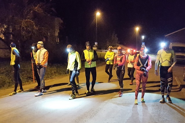 Fra kveldens start med 13 løpere i feltet. (Foto: Stein Arne Negård)