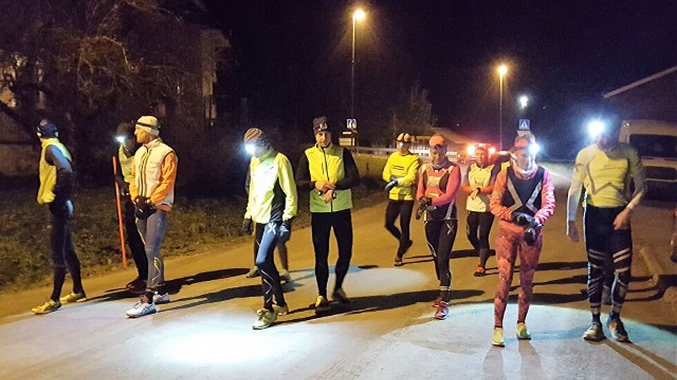 Fra kveldens start med 13 løpere i feltet. (Foto: Stein Arne Negård)
