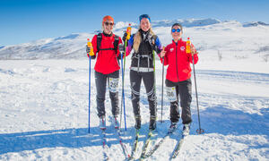 tre glade skijenter