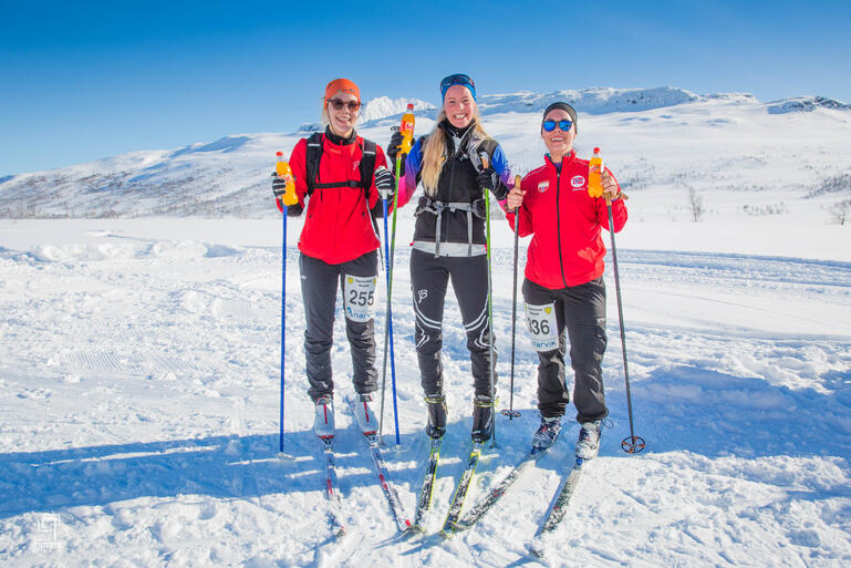 tre glade skijenter