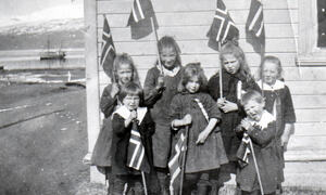 Barn som feirer 17 mai i 1925