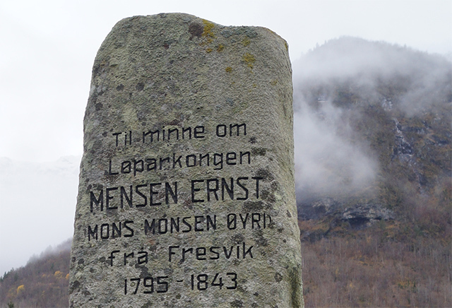 Sjølv om det er ca. 200 år sia Mensen Ernst for ut på sine enormt lange springturar, lever minnet om han framleis.