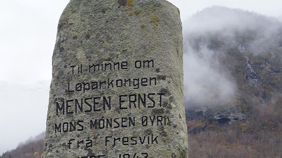 Sjølv om det er ca. 200 år sia Mensen Ernst for ut på sine enormt lange springturar, lever minnet om han framleis.